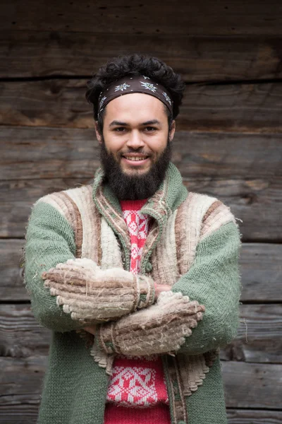 Retrato de joven hipster frente a casa de madera —  Fotos de Stock
