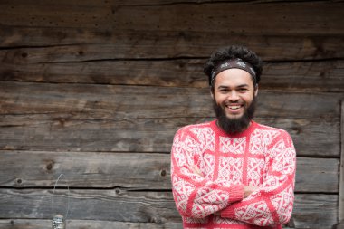 Ahşap evin önünde genç hipster portresi