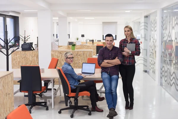 Retrato de grupo de gente de negocios en la oficina moderna —  Fotos de Stock