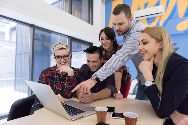 Start-up-Business-Team trifft sich im modernen Büro — Stockfoto