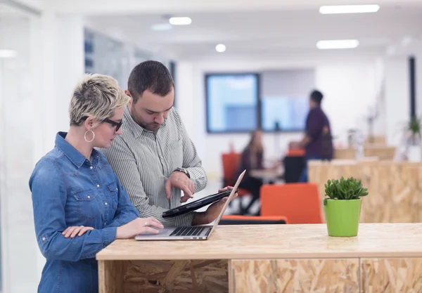 Startup üzleti csapat a modern irodában ülés — Stock Fotó