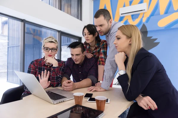 Opstarten bedrijf team op de bijeenkomst in moderne kantoren — Stockfoto