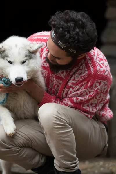 Hipster con perro delante de casa de madera —  Fotos de Stock