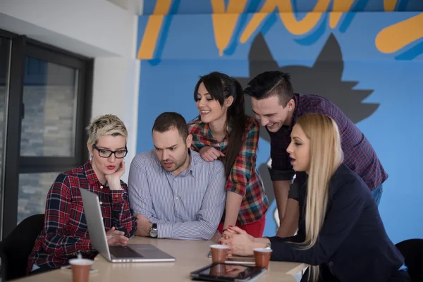 Start-up-Business-Team trifft sich im modernen Büro — Stockfoto