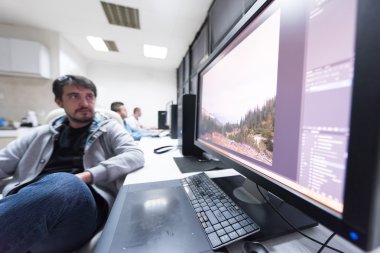onun masasında fotoğraf editörü