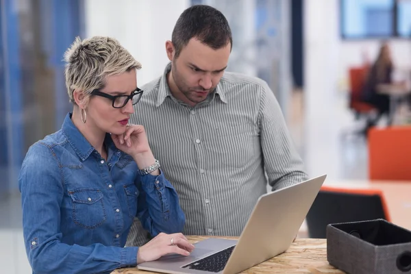 Start-up-Business-Team trifft sich im modernen Büro — Stockfoto