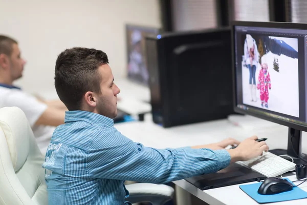 Editores de fotos no trabalho — Fotografia de Stock