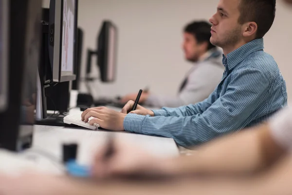 Editores de fotos no trabalho — Fotografia de Stock