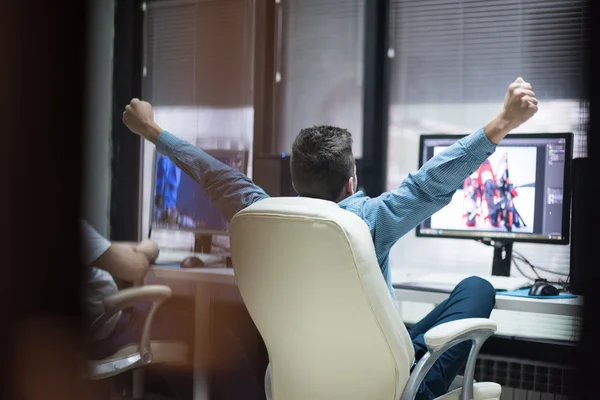 Foto redaktör vid sitt skrivbord — Stockfoto