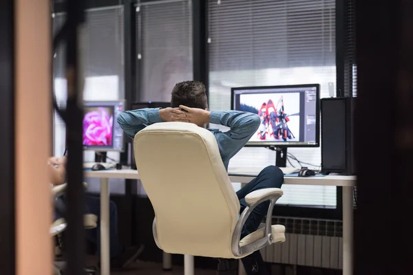 Kreativer Arbeiter Bildbearbeiter Der Seinem Desktop Computer Kleinen Startup Büro — Stockfoto