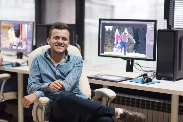 Fotoredakteur an seinem Schreibtisch — Stockfoto