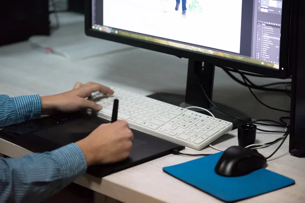 Photo editor at his desk — Stock Photo, Image