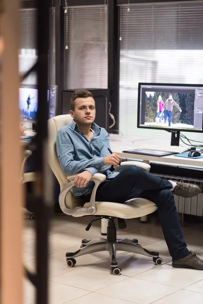 Fotoredacteur achter zijn Bureau — Stockfoto