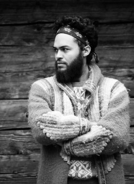 Ahşap evin önünde genç hipster portresi