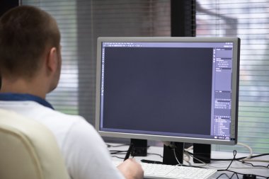 onun masasında fotoğraf editörü