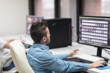 onun masasında fotoğraf editörü