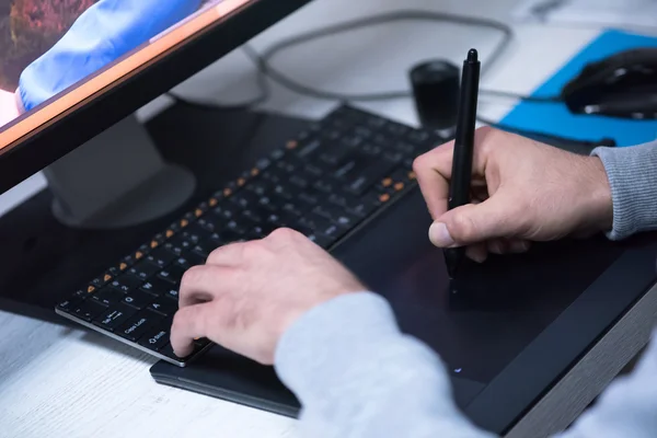 Fotoredacteur achter zijn Bureau — Stockfoto