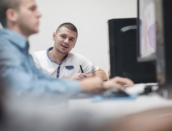 Fotografické Editory Pracující Grafickým Tabletem Perem Fotografiích Retušovacím Studiu — Stock fotografie