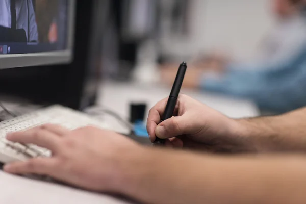 Editores de fotos no trabalho — Fotografia de Stock