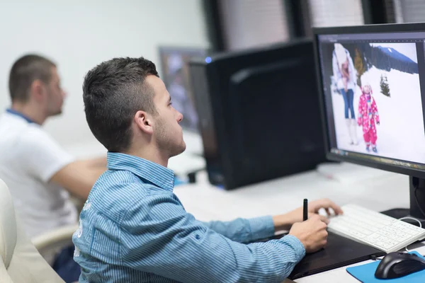 Editores de fotos en el trabajo — Foto de Stock