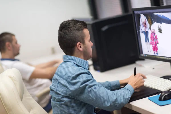 Editores de fotos no trabalho — Fotografia de Stock