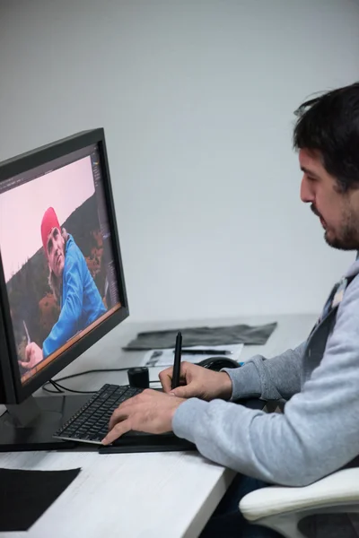 Foto redaktör vid sitt skrivbord — Stockfoto