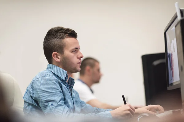 Bildredakteure Arbeiten Mit Grafik Tablet Und Stift Fotos Retusche Studio — Stockfoto