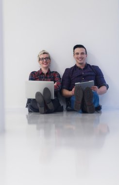 başlangıç iş, ofis dizüstü bilgisayar üzerinde çalışan çift