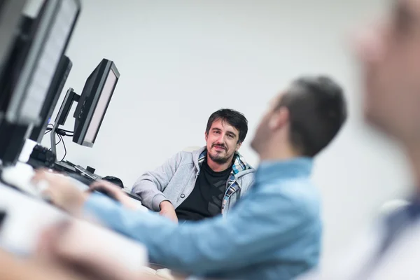 Foto bewerkingsprogramma's op het werk — Stockfoto