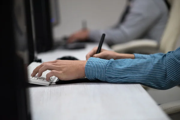 Foto redaktör vid sitt skrivbord — Stockfoto