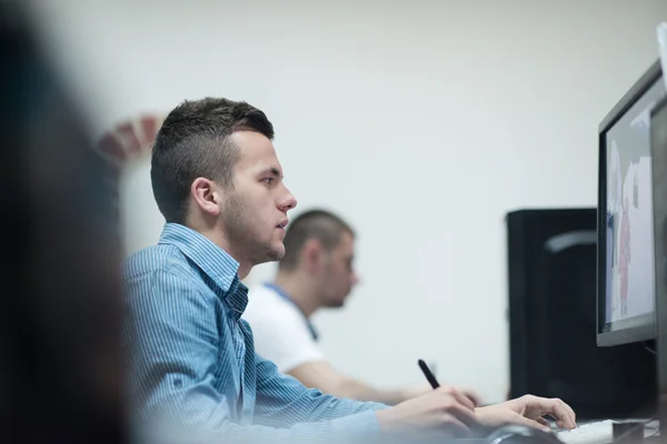 Fotoredakteure bei der Arbeit — Stockfoto