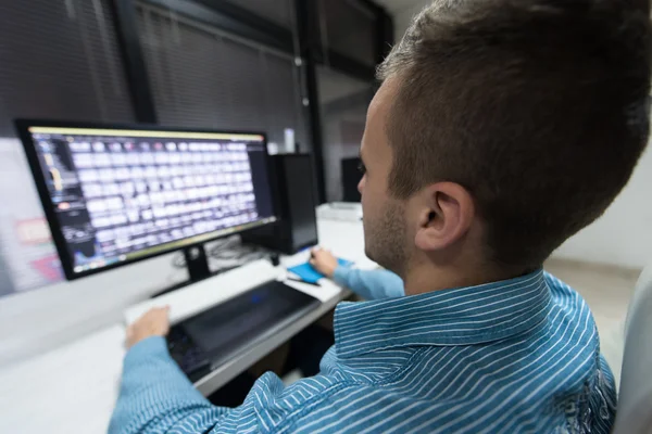 Fotoredakteur an seinem Schreibtisch — Stockfoto