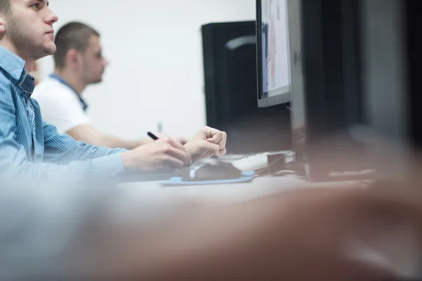 Fotoredakteure bei der Arbeit — Stockfoto