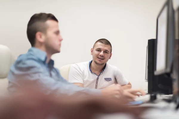 Éditeurs de photos sur le travail — Photo