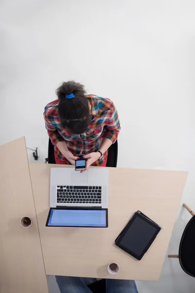 Vista superior da jovem mulher de negócios que trabalha no laptop — Fotografia de Stock