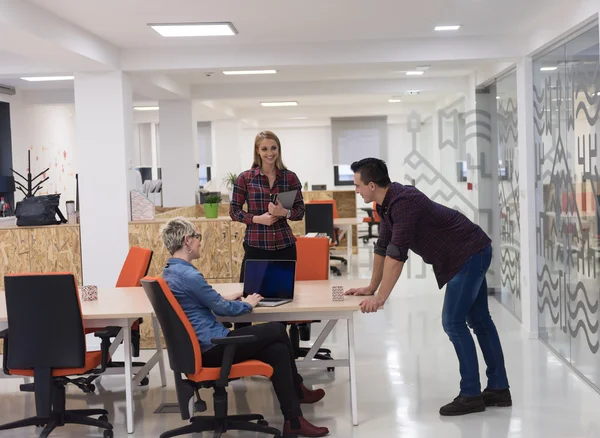 Retrato de grupo de gente de negocios en la oficina moderna —  Fotos de Stock