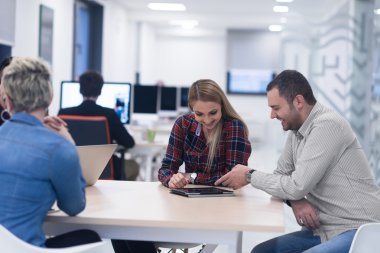 başlangıç iş takım modern ofis toplantıda üzerinde