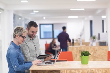 başlangıç iş takım modern ofis toplantıda üzerinde