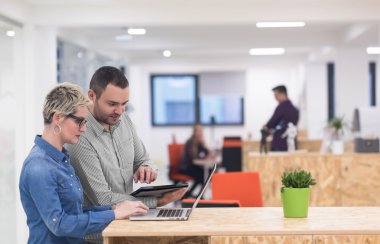 başlangıç iş takım modern ofis toplantıda üzerinde