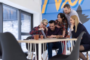 başlangıç iş takım modern ofis toplantıda üzerinde