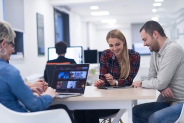 başlangıç iş takım modern ofis toplantıda üzerinde