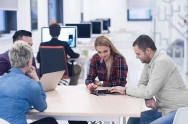 başlangıç iş takım modern ofis toplantıda üzerinde