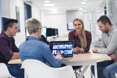 başlangıç iş takım modern ofis toplantıda üzerinde