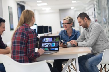başlangıç iş takım modern ofis toplantıda üzerinde