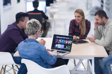 başlangıç iş takım modern ofis toplantıda üzerinde