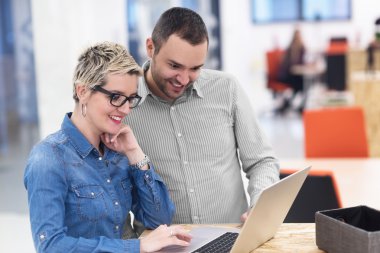 başlangıç iş takım modern ofis toplantıda üzerinde