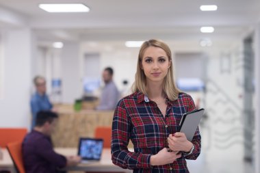 genç iş kadını ofiste portresi