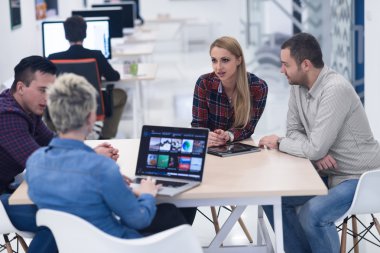 başlangıç iş takım modern ofis toplantıda üzerinde