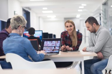 başlangıç iş takım modern ofis toplantıda üzerinde