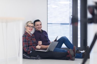 başlangıç iş, ofis dizüstü bilgisayar üzerinde çalışan çift